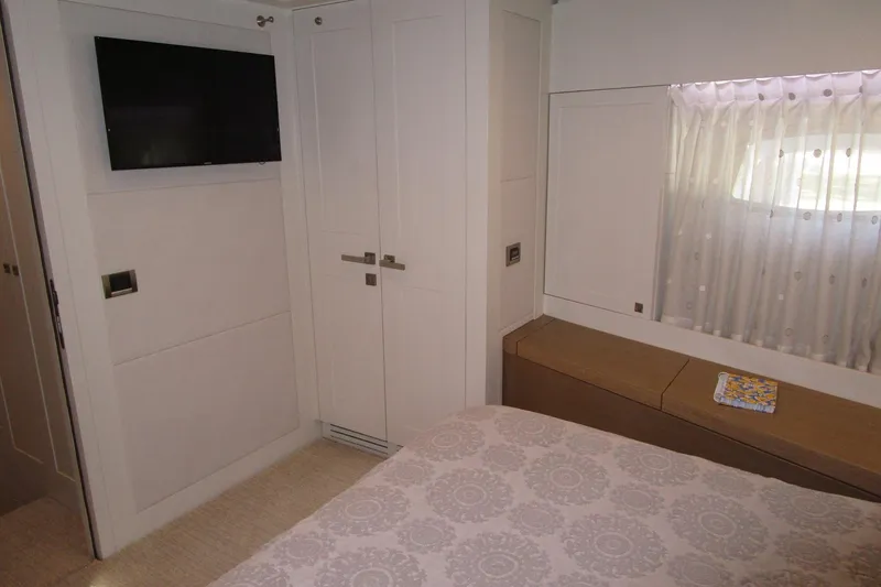 Slide: The Image of Bow VIP to port - 25