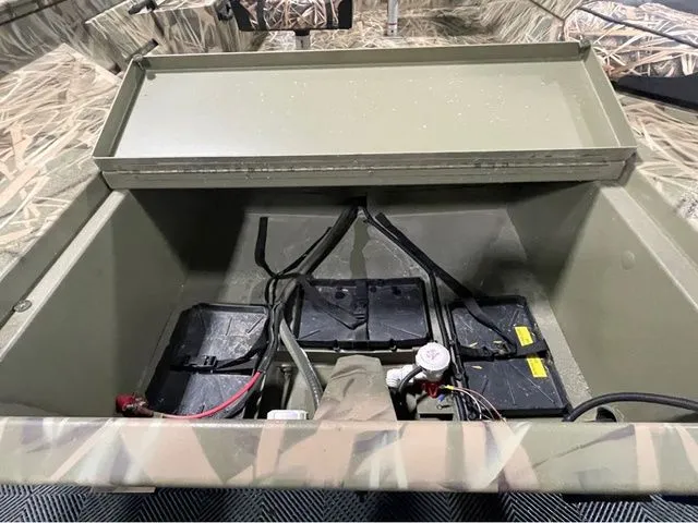 Slide: The Image of Lund Predator 1870 Tiller 2026 - 10