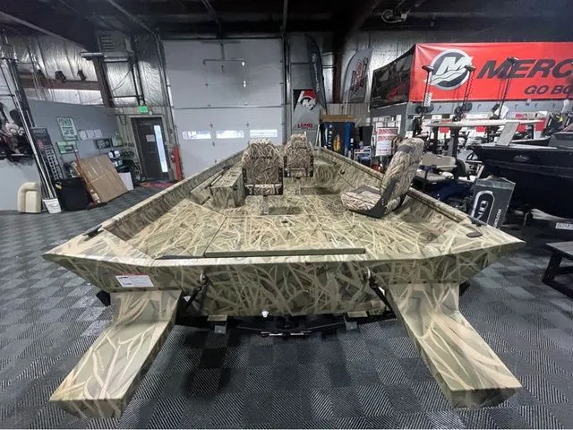 Slide: The Image of Lund Predator 1870 Tiller 2026 - 11