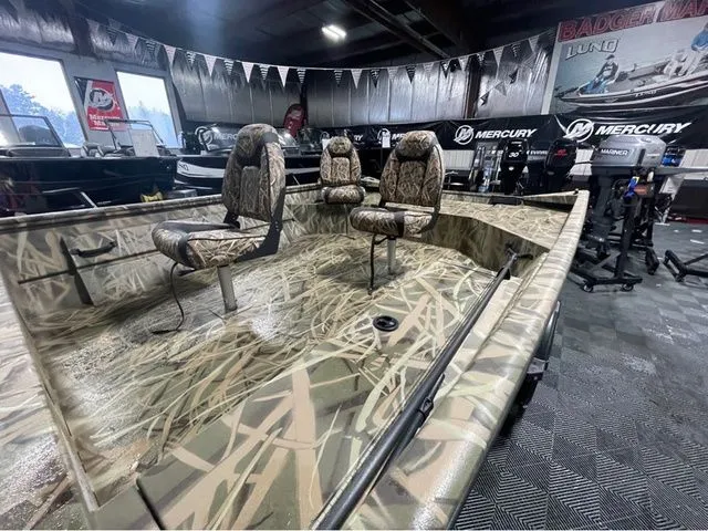 Slide: The Image of Lund Predator 1870 Tiller 2026 - 13