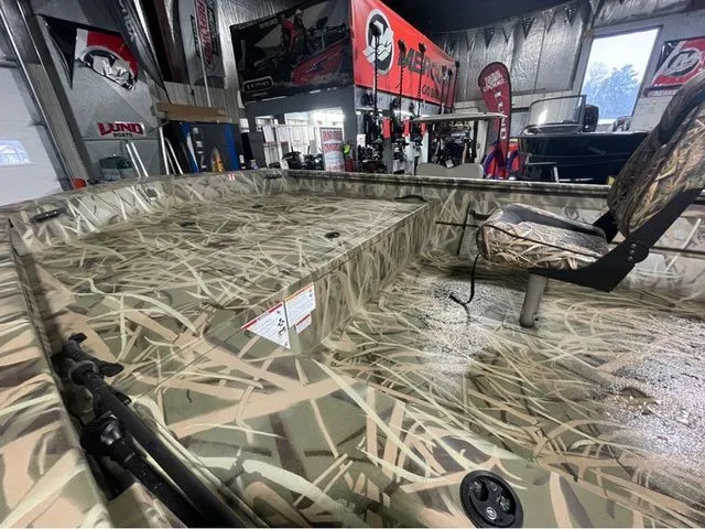 Slide: The Image of Lund Predator 1870 Tiller 2026 - 14