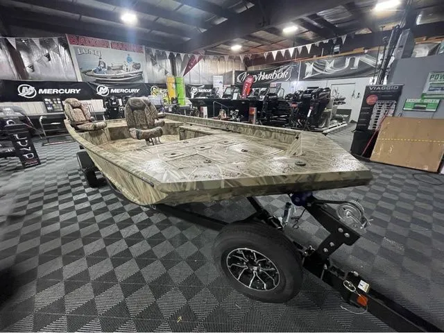 Slide: The Image of Lund Predator 1870 Tiller 2026 - 3