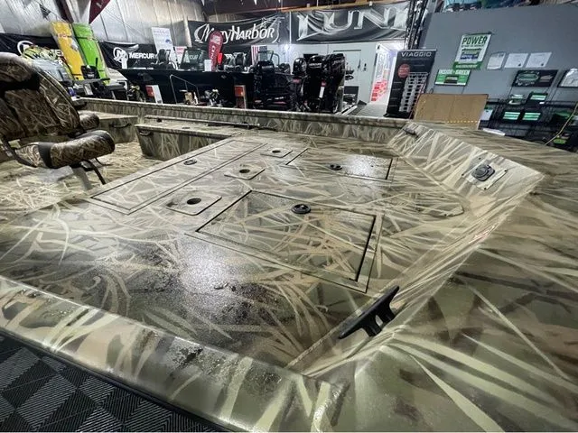 Slide: The Image of Lund Predator 1870 Tiller 2026 - 4