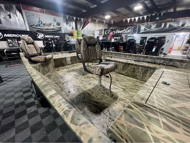 Slide: The Image of Lund Predator 1870 Tiller 2026 - 5