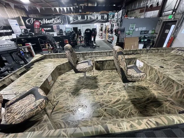 Slide: The Image of Lund Predator 1870 Tiller 2026 - 8