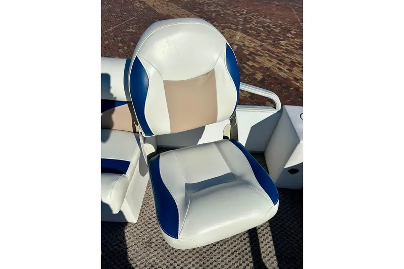 Slide: The Image of White and blue boat seat on 2004 Crest 2200 Family DL. - 12