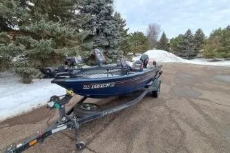 Slide: The Image of 2022 Ranger VS1665T boat interior with fishing seat and equipment. - 8