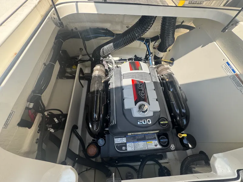 Slide: The Image of Bayliner VR5 Bowrider I/O 2023 - 11