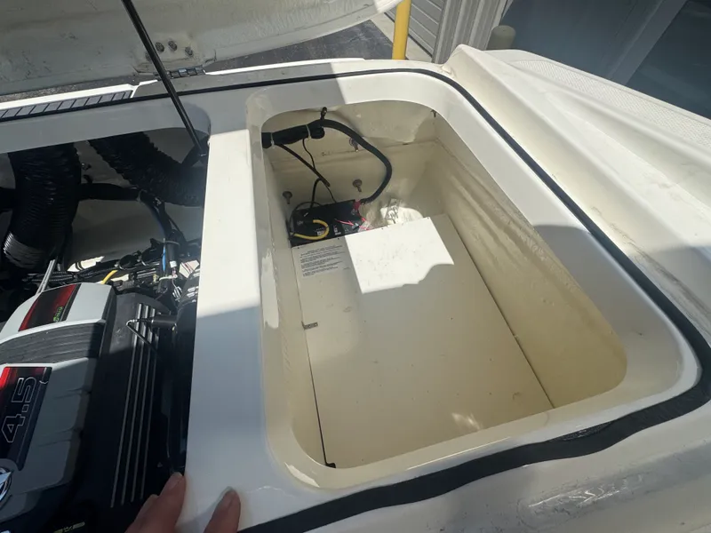 Slide: The Image of Bayliner VR5 Bowrider I/O 2023 - 12