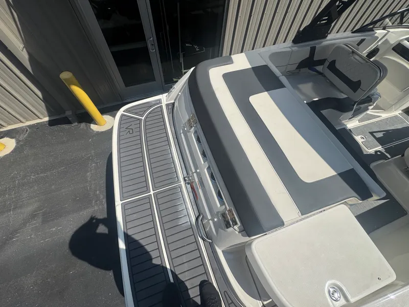 Slide: The Image of Bayliner VR5 Bowrider I/O 2023 - 13