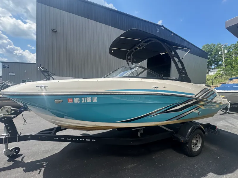 Slide: The Image of Bayliner VR5 Bowrider I/O 2023 - 3