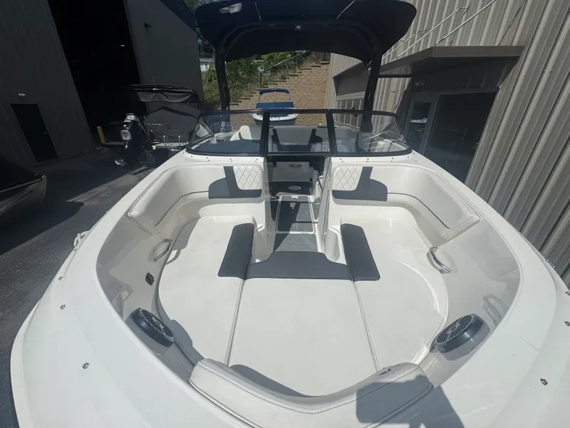 Slide: The Image of Bayliner VR5 Bowrider I/O 2023 - 4