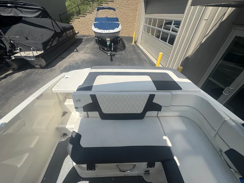 Slide: The Image of Bayliner VR5 Bowrider I/O 2023 - 5