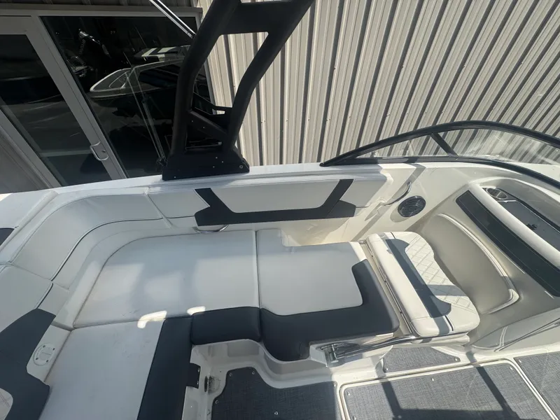 Slide: The Image of Bayliner VR5 Bowrider I/O 2023 - 6