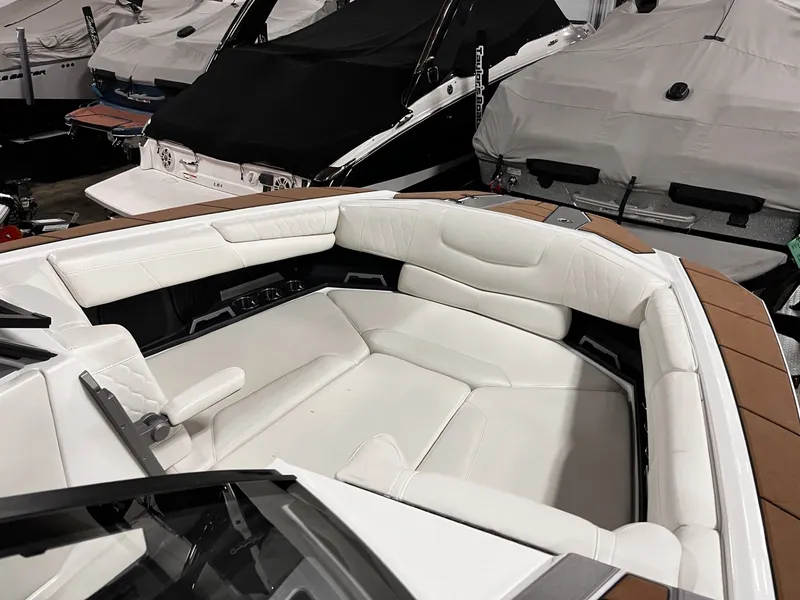 Slide: The Image of Malibu M240 2022 - 10