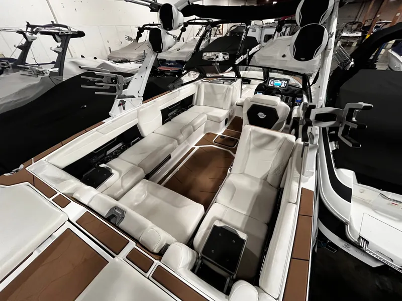 Slide: The Image of Malibu M240 2022 - 3