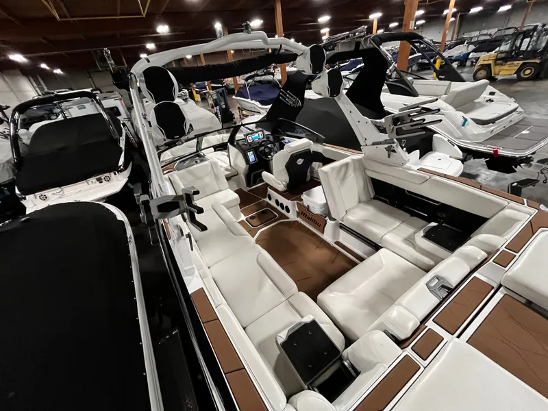 Slide: The Image of Malibu M240 2022 - 4