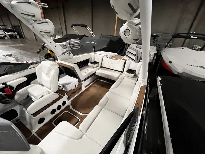 Slide: The Image of Malibu M240 2022 - 5