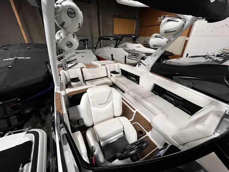 Slide: The Image of Malibu M240 2022 - 6