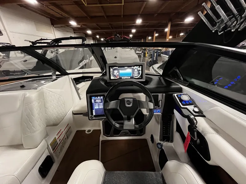 Slide: The Image of Malibu M240 2022 - 7