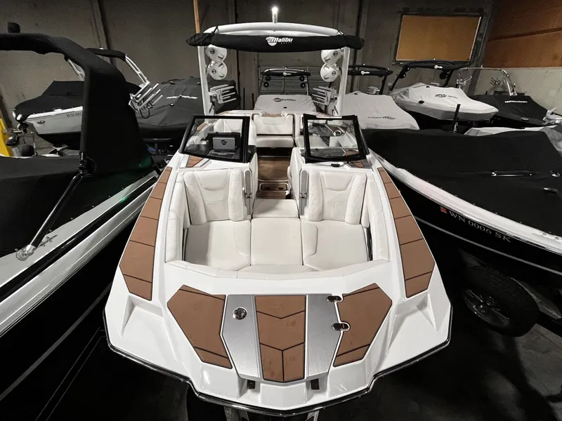 Slide: The Image of Malibu M240 2022 - 8