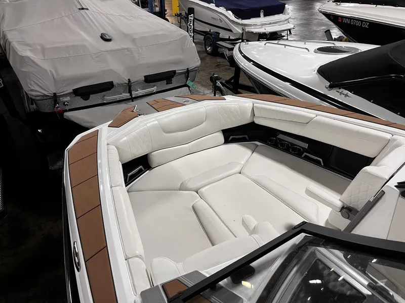 Slide: The Image of Malibu M240 2022 - 9