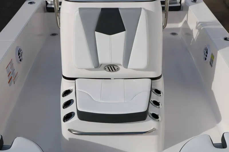 Slide: The Image of Robalo 206 Cayman 2026 - 26