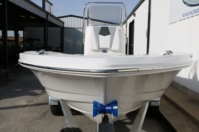 Slide: The Image of Robalo 206 Cayman 2026 - 17