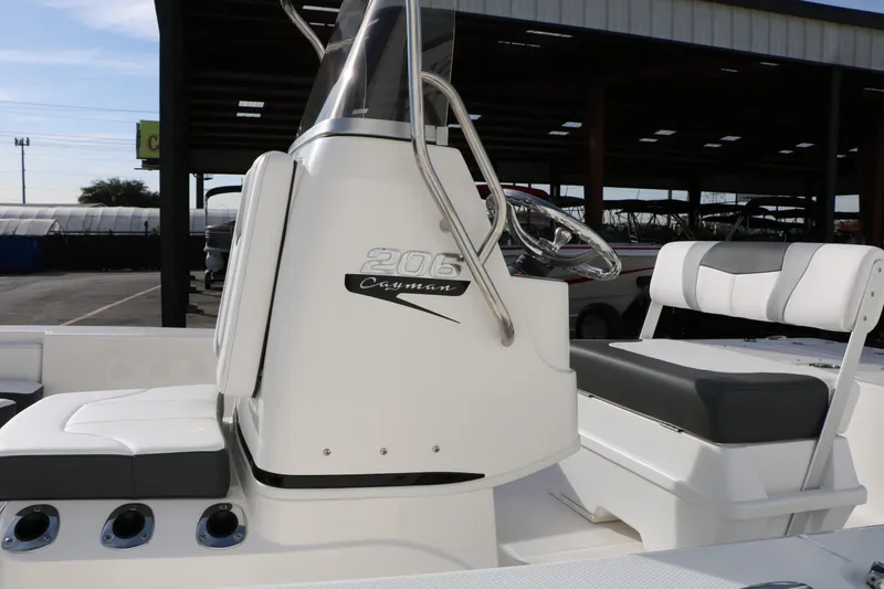 Slide: The Image of Robalo 206 Cayman 2026 - 18