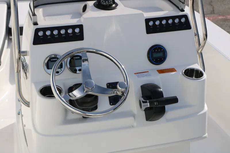 Slide: The Image of Robalo 206 Cayman 2026 - 20
