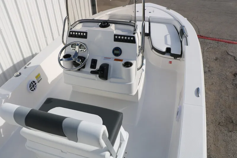 Slide: The Image of Robalo 206 Cayman 2026 - 21