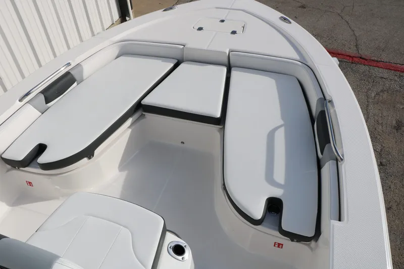 Slide: The Image of Robalo 206 Cayman 2026 - 22