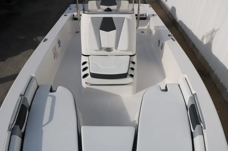 Slide: The Image of Robalo 206 Cayman 2026 - 23