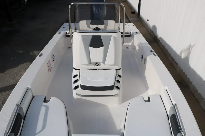 Slide: The Image of Robalo 206 Cayman 2026 - 24