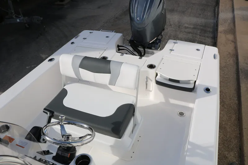 Slide: The Image of Robalo 206 Cayman 2026 - 27