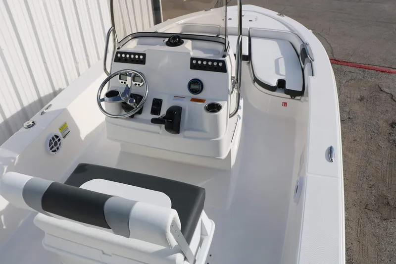 Slide: The Image of Robalo 206 Cayman 2026 - 21