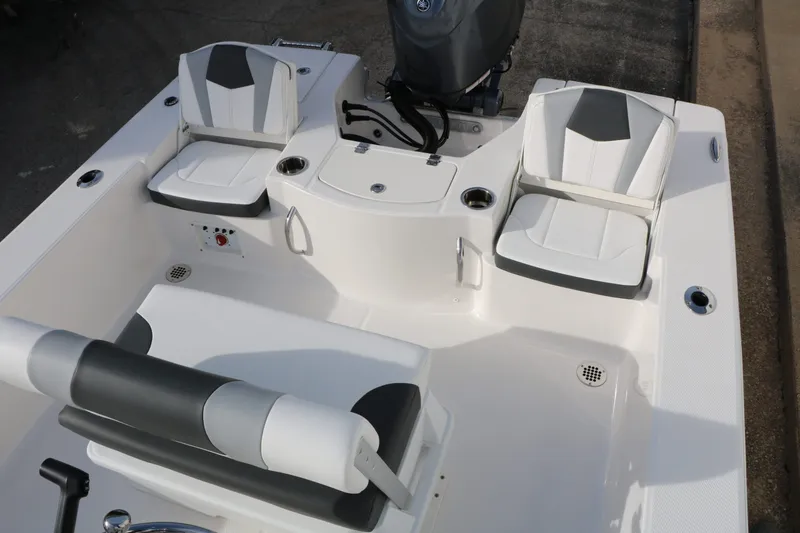 Slide: The Image of Robalo 206 Cayman 2026 - 28