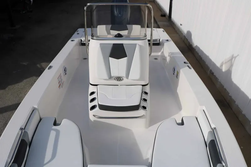 Slide: The Image of Robalo 206 Cayman 2026 - 24