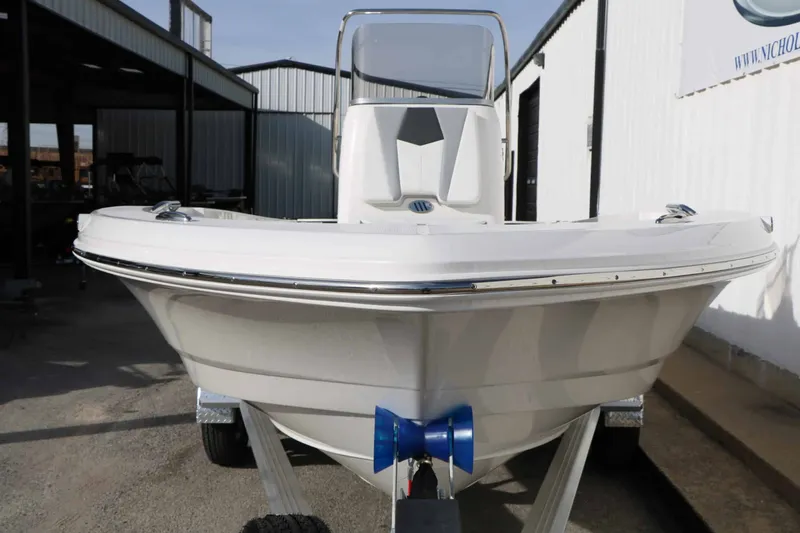 Slide: The Image of Robalo 206 Cayman 2026 - 17