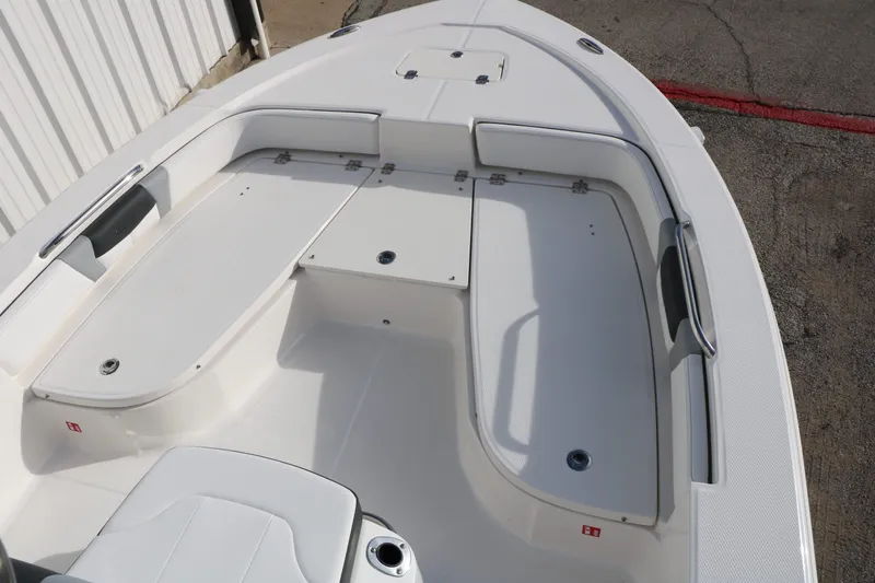 Slide: The Image of Robalo 206 Cayman 2026 - 32