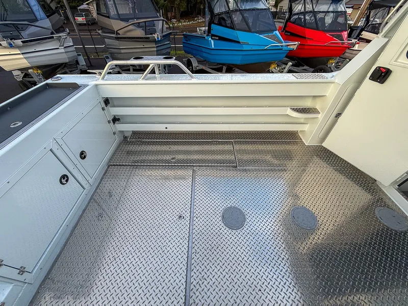 Slide: The Image of Hewescraft 270 Alaskan 2026 - 15