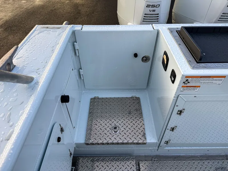 Slide: The Image of Hewescraft 270 Alaskan 2026 - 19