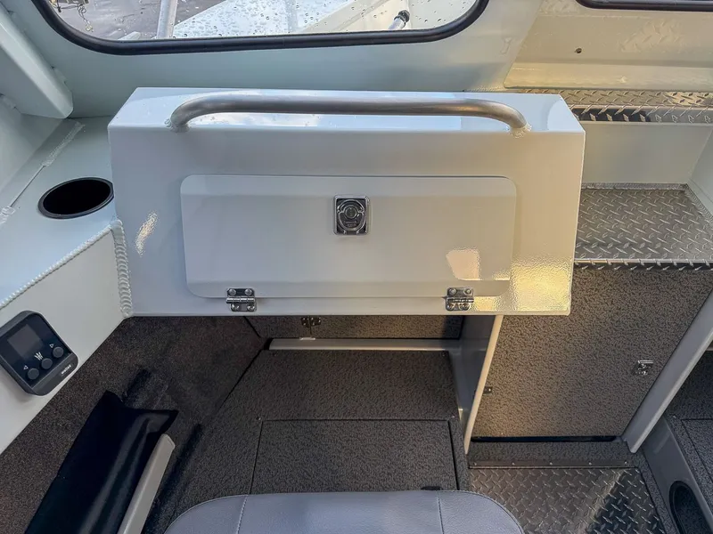 Slide: The Image of Hewescraft 270 Alaskan 2026 - 9