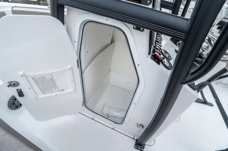 Slide: The Image of Sea Hunt Ultra 229 2026 - 17