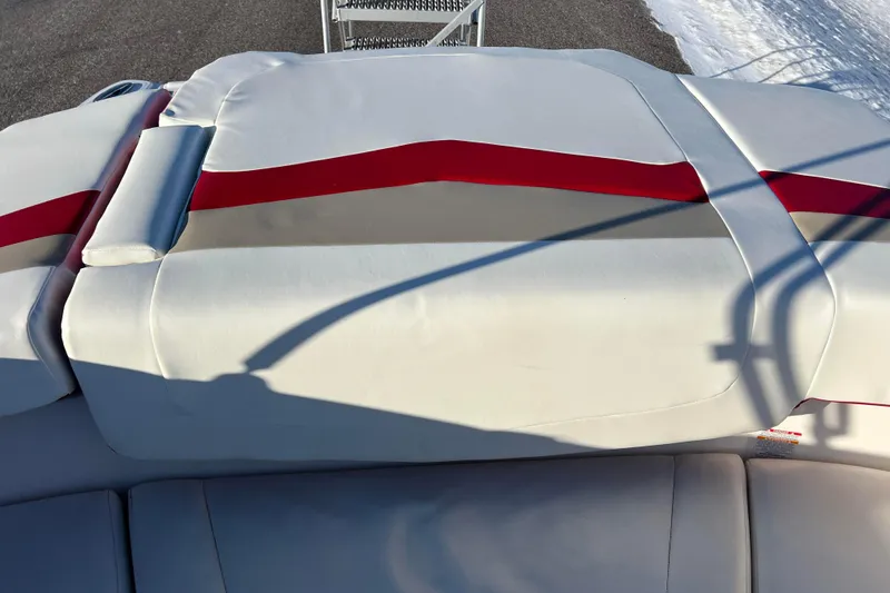 Slide: The Image of 2010 Chaparral 216 SSi boat with white and red cushioned seating. - 31