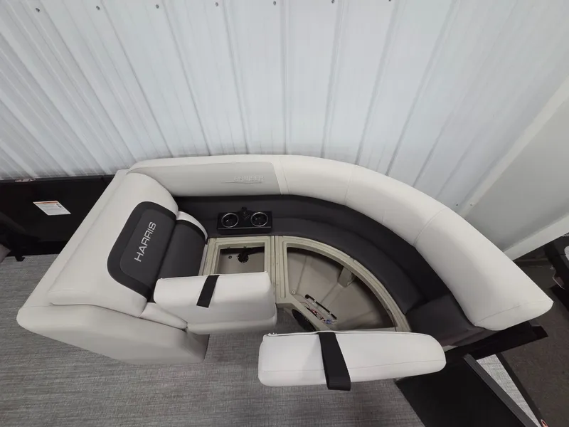 Slide: The Image of Harris Cruiser 210 2026 - 10