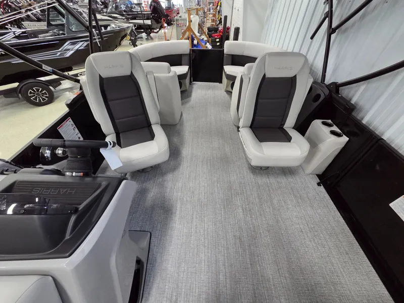 Slide: The Image of Harris Cruiser 210 2026 - 11