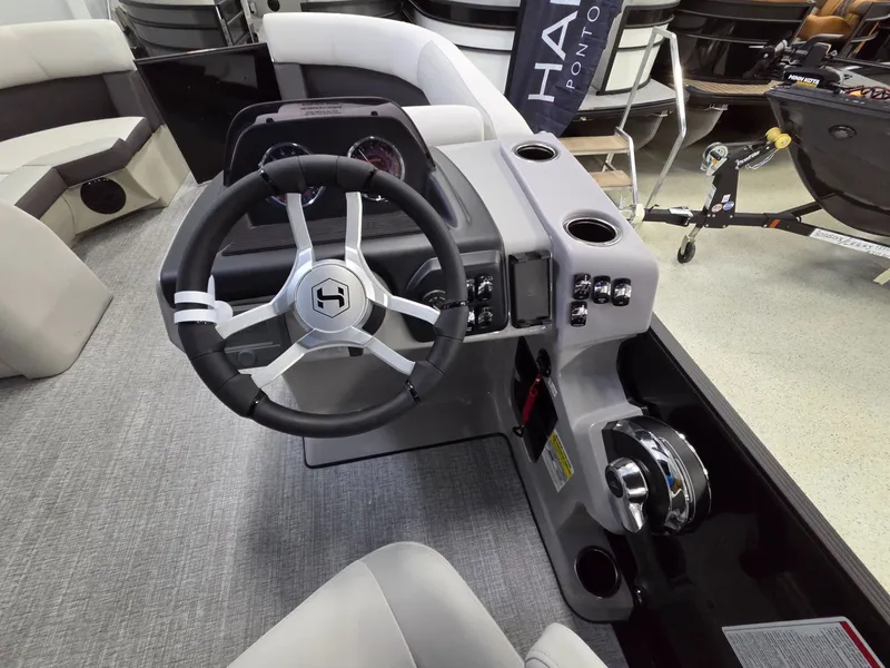 Slide: The Image of Harris Cruiser 210 2026 - 13