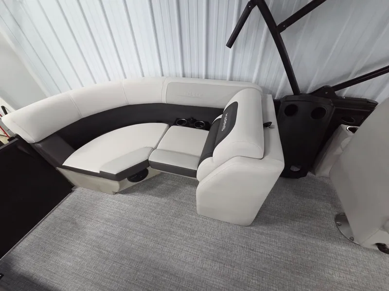 Slide: The Image of Harris Cruiser 210 2026 - 16