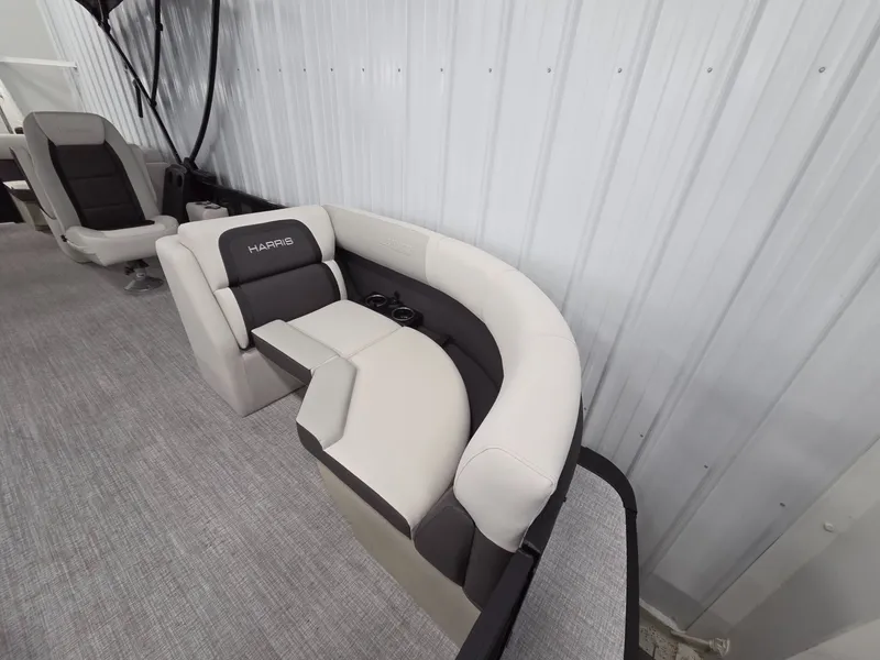 Slide: The Image of Harris Cruiser 210 2026 - 8